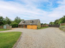 A house with a gravel driveway and a garage at The Coach House in Chacombe