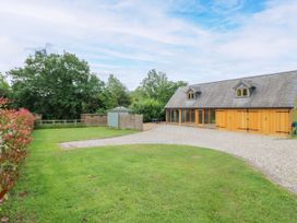 A house and garden area with gravel driveway at The Coach House in Chacombe