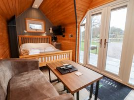 Acorn Lodge At Bridge Lake Farm & Fishery - Cotswolds - 1044518 - thumbnail photo 6