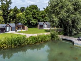 Acorn Lodge At Bridge Lake Farm & Fishery - Cotswolds - 1044518 - thumbnail photo 15