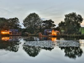 Acorn Lodge At Bridge Lake Farm & Fishery - Cotswolds - 1044518 - thumbnail photo 22