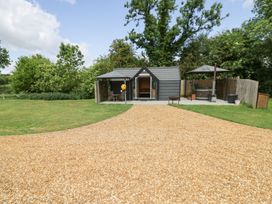 An outdoor area with a shed and seating at Acorn Lodge At Bridge Lake Farm & Fishery, Chacombe