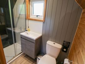 A bathroom with a toilet, sink, and shower at Acorn Lodge At Bridge Lake Farm & Fishery, Chacombe