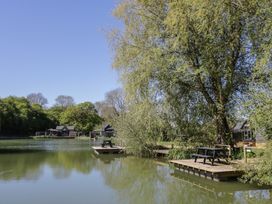 Acorn Lodge At Bridge Lake Farm & Fishery - Cotswolds - 1044518 - thumbnail photo 16
