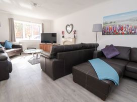 A living room with sofas and a television at Castellolwg