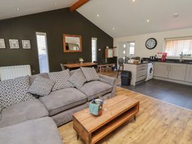 A living room with kitchen and dining area at Barn Owl in Otterburn