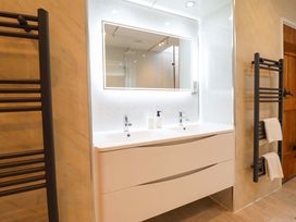 A bathroom featuring a sink and mirror at Bwthyn Y Bugail (Shepherd's Cottage) Pedairffordd near Llanrhaeadr-Ym-Mochnant