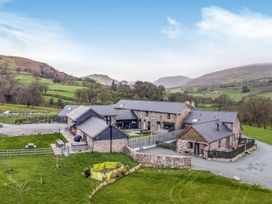An outdoor view of a house and garden at Y Stabl (The Stable) Llanrhaeadr-Ym-Mochnant
