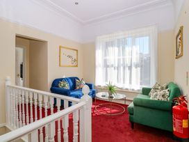 A snug room with couches and a table at Sunnymeade in Buxton, Norfolk