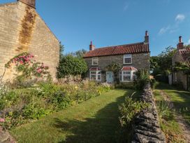 A house with a garden in front at Bute Cottage in Lockton near Pickering