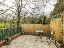 A garden area with a table and chairs at Calcott Annexe in Whitchurch, Herefordshire