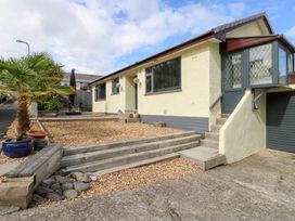 A house with steps and palm tree at Daisy Cottage in Benllech