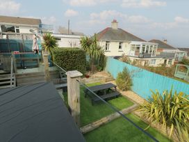A garden with tables and plants at Daisy Cottage in Benllech