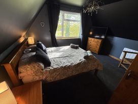 A bedroom with a bed and dresser at Hembry Meadows Honicombe Park near Gunnislake