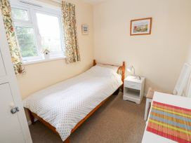 Buddleia Cottage - Isle of Wight & Hampshire - 1051305 - thumbnail photo 12