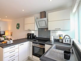 A kitchen with appliances and counter space at Little Starboard in Kingsbridge