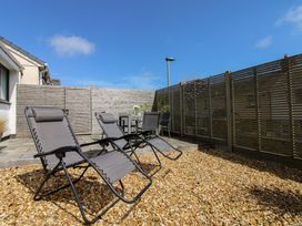 A garden with deck chairs and a table at Little Starboard in Kingsbridge