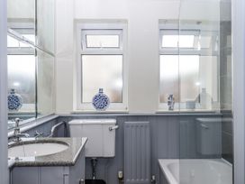 A bathroom with a sink, toilet, and bathtub at Lion House in Moretonhampstead