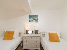 The Aquamarine Sea View Apartment - Dorset - 1053562 - thumbnail photo 18