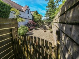 A garden area with gravel and seating at Stable Cottage, Templeton near Narberth