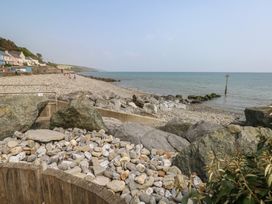 A beach with rocks and pebbles near the sea at Stable Cottage, Narberth Templeton near Narberth