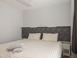 A bedroom with bed and towels at Turtle Chalet in Dawlish Warren