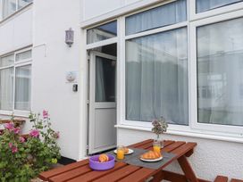 An outdoor seating area with food and drinks at Dolphin Chalet Dawlish Warren