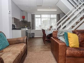 A living room with kitchen and dining area at Dolphin Chalet in Dawlish Warren