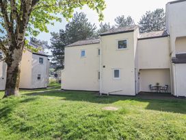 An outdoor area with houses and a table with chairs at Redwood in Harlech