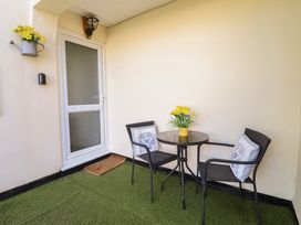 An outdoor seating area with a table and chairs at Redwood in Harlech