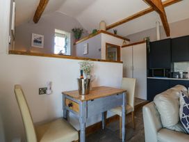 A kitchen with a table and chairs at Ty Coch in Llanaelhaearn near Trefor, Caernarfon
