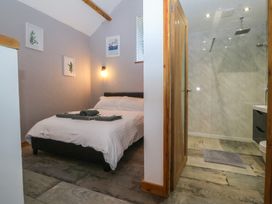 A bedroom with a bed and en-suite bathroom at Ty Coch in Llanaelhaearn near Trefor, Caernarfon