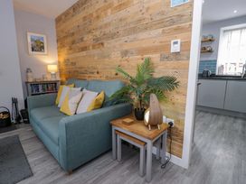 A living room with a sofa and side table at Y Bwthyn in Llanbedr