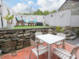 A garden with seating and a table at Y Bwthyn in Llanbedr