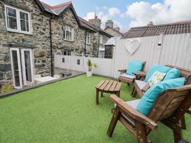A garden area with seating and table at Y Bwthyn in Llanbedr