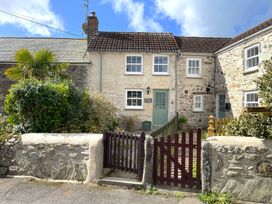 A house with a gate and plants at Kernyk in Perranuthnoe