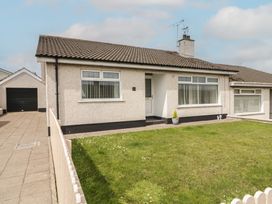 A house with a garage and garden at Hazel Cottage in Portrush