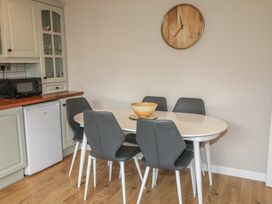 A dining room with a table and chairs at Hazel Cottage in Portrush