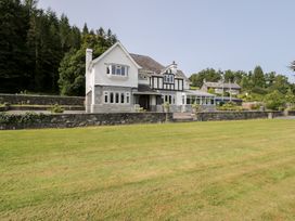 A house with a stone wall and garden at Pengwern in Llanrwst