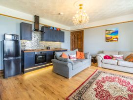Beachside Apartment - North Yorkshire (incl. Whitby) - 1055840 - thumbnail photo 10