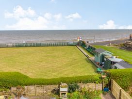 Beachside Apartment - North Yorkshire (incl. Whitby) - 1055840 - thumbnail photo 22