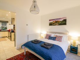 The Hideaway - Cotswolds - 1056204 - thumbnail photo 3