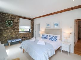 A bedroom with a bed and bedside tables at 9 The Pottery in Dartmouth