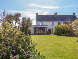 A garden with a house and dining area at Voebroch in Lythe