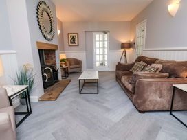 A living room with a sofa and a coffee table at Voebroch in Lythe