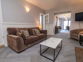 A living room with a sofa and coffee table at Voebroch in Lythe