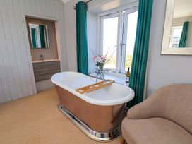 A bathroom with a freestanding bathtub and sink at Voebroch in Lythe