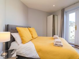 A bedroom with a bed and wardrobe at Voebroch in Lythe