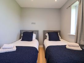 A bedroom with two single beds and a window at Voebroch in Lythe