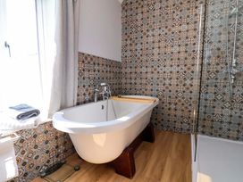 A bathroom with a bathtub and shower at Voebroch in Lythe